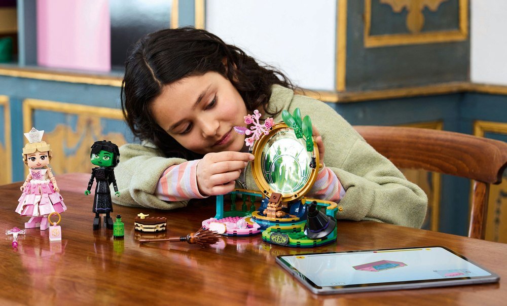 LEGO 75682 Wicked Figurki Elphaby i Glindy kreatywne myślenie dziecko buduje z tabletem  
