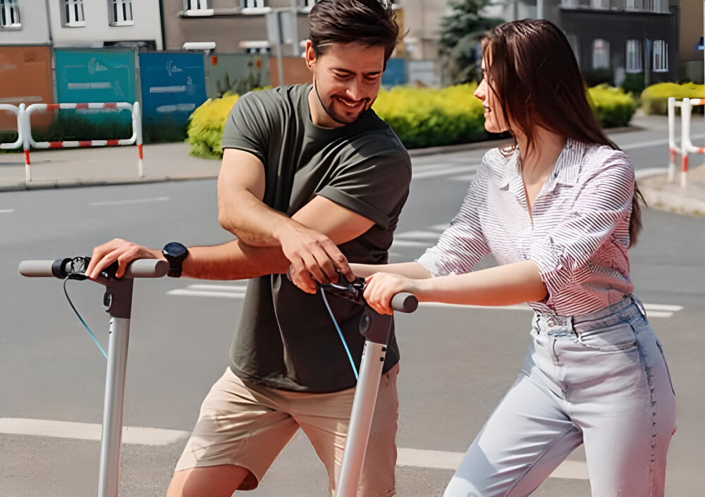 Hulajnoga elektryczna MOTUS Scooty 10 Plus Plus 2023 Turkusowy synal dzwiekowy tempomat zwiekszenie bezpieczenstwa na drodze oszczednosc energii