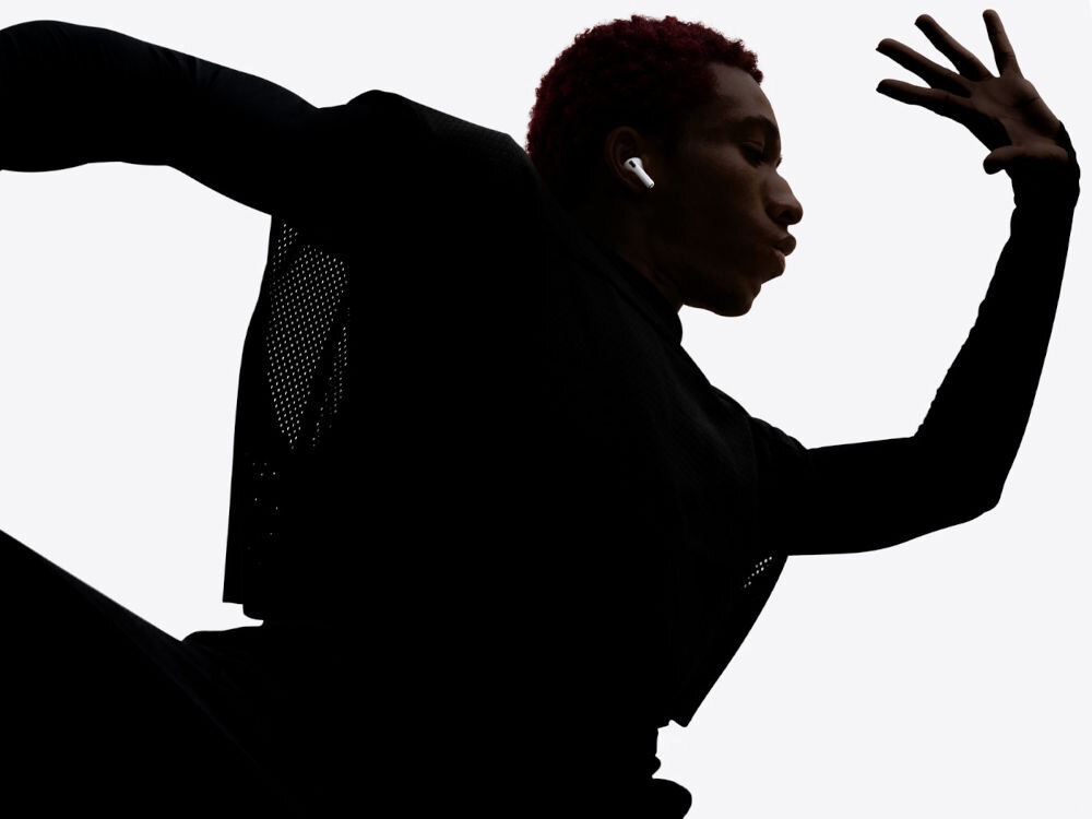 Słuchawki dokanałowe APPLE AirPods Pro 3 ANC Biały tryb aktywnej redukcji szumów tryb kontaktu wykrywanie rozmów redukcja hałasu tła - osoba tańcząca w słuchawkach