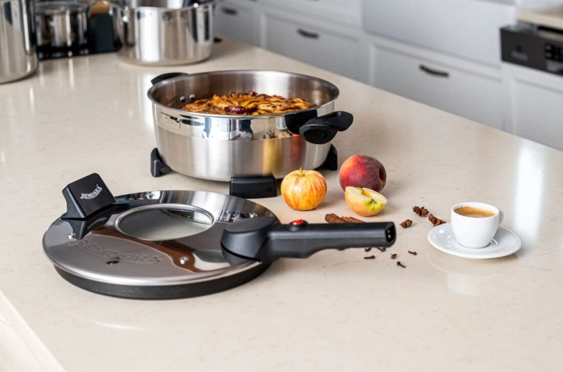 Prodiż REMOSKA Dua D52F/10 zdjęcie lifestyle Pieczenie bez piekarnika Moc 580 W Elektryczna pokrywa grzewcza  Trójwarstwowa konstrukcja Trimetal właściwości aluminium i stali nierdzewnej