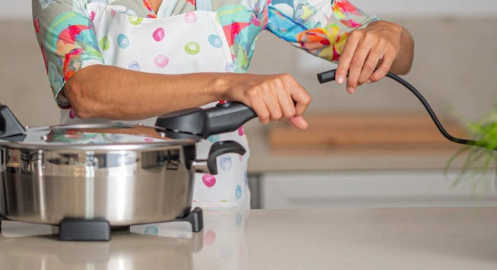 Prodiż REMOSKA Dua D52F/10 zdjęcie lifestyle Wygodna obsługa Odłączany przewód zasilający Praktyczny stojak