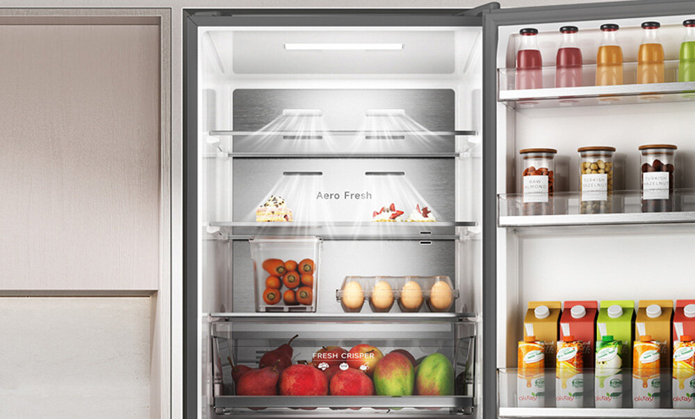 LODÓWKA DREAME COMBI MegaPro 2M-C DRB450WMBCEU NO FROST 201cm INOX Zbliżenie na wnętrze chłodziarki ukazujące system równomiernego rozprowadzania powietrza „Aero Fresh”. Widoczne są półki z produktami spożywczymi oraz wyraźne strumienie powietrza kierowane na różne strefy. Zdjęcie akcentuje stabilną temperaturę i świeżość przechowywanej żywności równomierne chłodzenie szybkie chłodzenie cyrkulacja powietrza świeżość