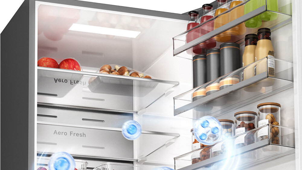 LODÓWKA DREAME COMBI MegaPro 2M-C DRB450WMBCEU NO FROST 201cm INOX Zdjęcie wnętrza lodówki z zaznaczonymi punktami cyrkulacji powietrza „Aero Fresh”. Widoczne są produkty na półkach oraz w drzwiach. Ujęcie podkreśla równomierne chłodzenie całej przestrzeni, niezależnie od miejsca ułożenia produktów AeroFresh filtr węglowy neutralizacja zapachów świeże powietrze