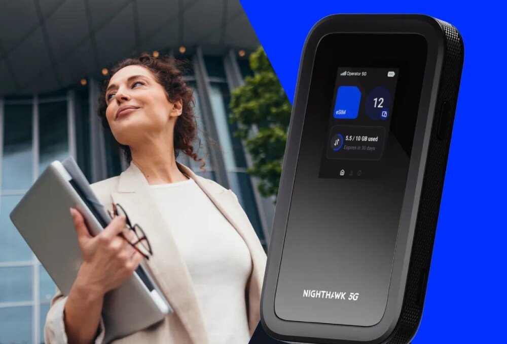 Router NETGEAR Nighthawk 5G M7 Przenośny router z wyświetlaczem LCD po prawej stronie, a po lewej uśmiechnięta kobieta w jasnym żakiecie trzymająca laptop i okulary, opis