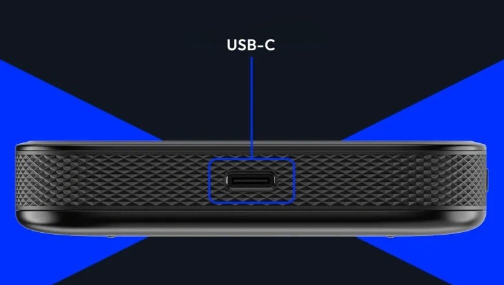 Router NETGEAR Nighthawk 5G M7 Widok z boku na krawędź urządzenia o teksturowanej powierzchni z widocznym portem USB-C oznaczonym linią i podpisem 'USB-C', port USB-C, ładowanie, pasma