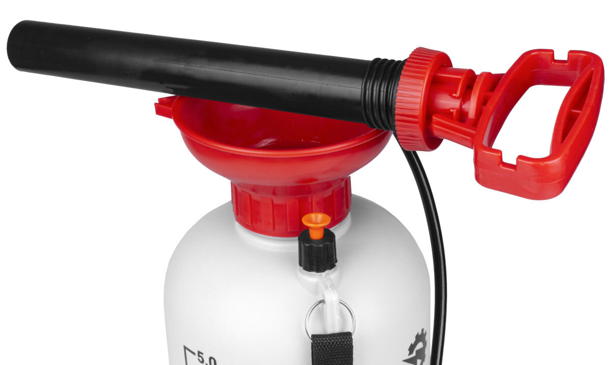 Opryskiwacz ciśnieniowy MAPOWER MPSP01 5L, zawór, zabezpieczenie, kontrolowanie, rozwiązanie, na białym tle zbliżenie na tłok opryskiwacza oraz zaworu ciśnieniowego