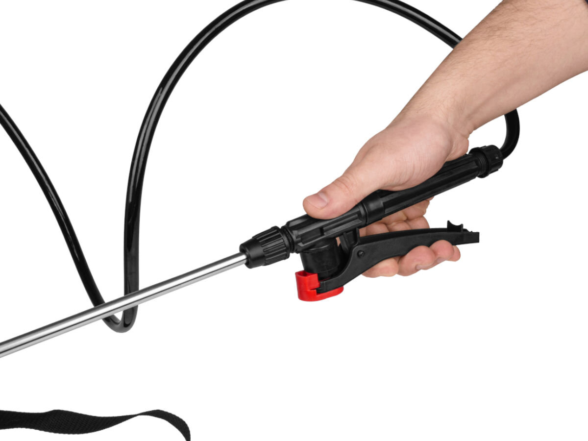 Opryskiwacz ciśnieniowy MAPOWER MPSP01 5L, spust, blokada, rękojeść, ergonomia, na białym tle dłoń obsługuje rękojeść opryskiwacza