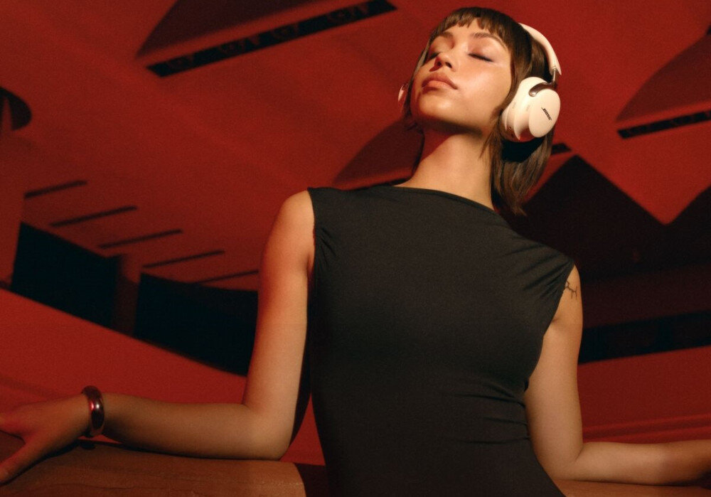 BOSE QuietComfort Ultra 2 gen CustomTune dźwięk bezstratny USB, osoba z założonymi słuchawkami nausznymi