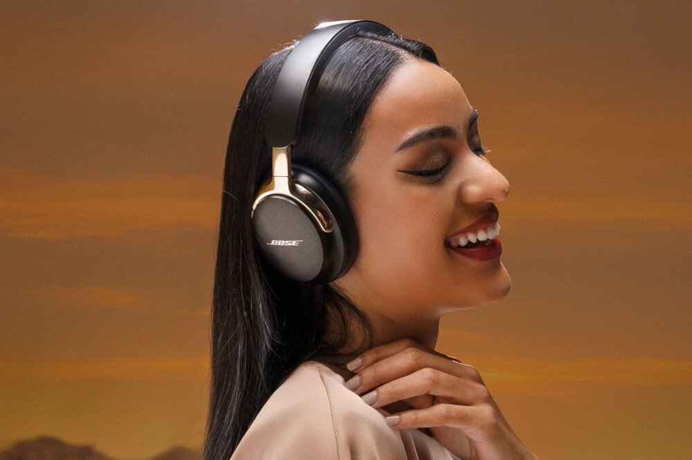 BOSE QuietComfort Ultra 2 gen metalowe wykończenia wygodne poduszki, osoba z założonymi słuchawkami nausznymi