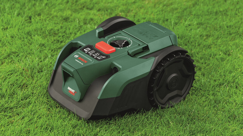 Robot koszący  BOSCH Visimow 18V-100 06008E1001 Bez przewodu ograniczającego ogród trawnik robot stoi na trawniku automatyczne koszenie zadbany ogród pielęgnacja trawnika