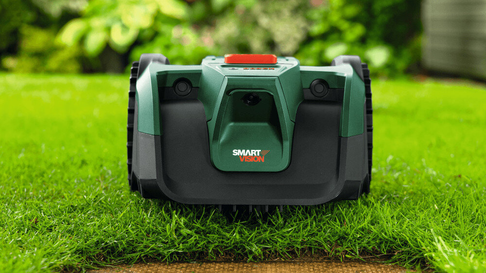 Robot koszący  BOSCH Visimow 18V-100 06008E1001 Bez przewodu ograniczającego ogród trawnik robot stoi na trawniku widok od tyłu działa bez przewodu ograniczającego technologia SmartVision czujniki ultradźwiękowe oszczędność czasu większa elastyczność