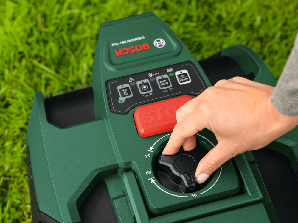 Robot koszący  BOSCH Visimow 18V-100 06008E1001 Bez przewodu ograniczającego ogród trawnik robot stoi na trawniku osoba trzyma pokrętło do regulacji wysokości koszenia w dłoniach Regulacja wysokości koszenia w zakresie od 20 do 60 mm dopasowanie efektu do aktualnych potrzeb trawnika zwiększa kontrolę nad wyglądem ogrodu bardziej estetyczny efekt regulacja ręcznie za pomocą pokrętła