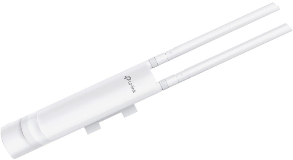 Punkt dostępowy TP-LINK EAP110 Widok urządzenia z boku, na jasnym tle, ukazujący jego smukłą obudowę i dwie długie anteny zewnętrzne, obudowa, szczelność
