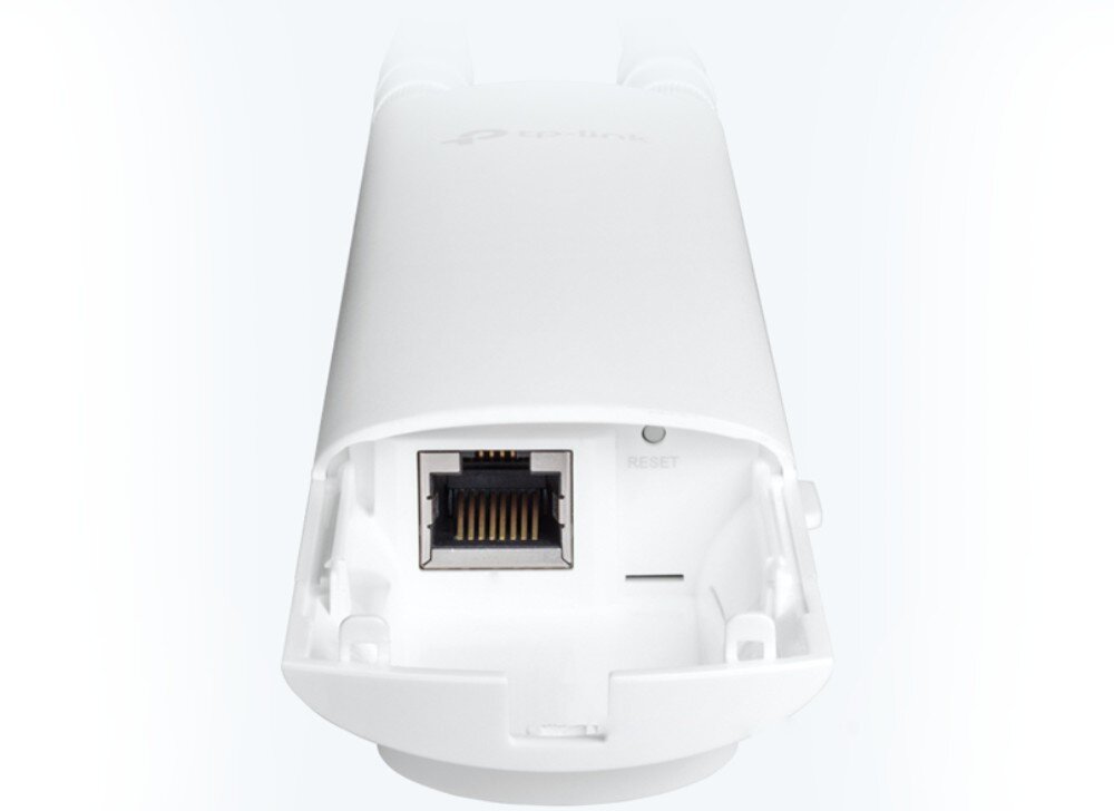 Punkt dostępowy TP-LINK EAP110 Zbliżenie na dolną część urządzenia, pokazujące port Ethernet RJ45 oraz przycisk reset, z otwartą osłoną złącza, wymiary, wielkość, montaż, zasilanie PoE