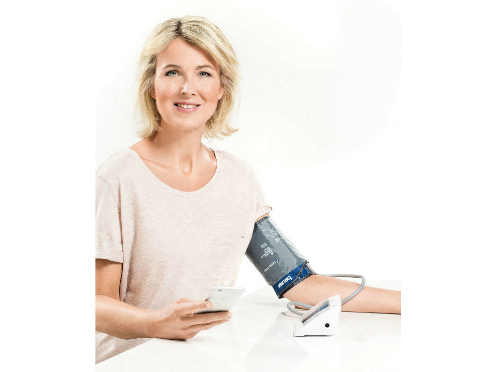 Ciśnieniomierz BEURER BM 57 wygodne mierzenie ciśnienia praktyczne funkcje opcja bezprzewodowego przesyłu pomiarów efektowny wygląd jasna kolorystyka nowoczesny kształt stylowy design pokrowiec