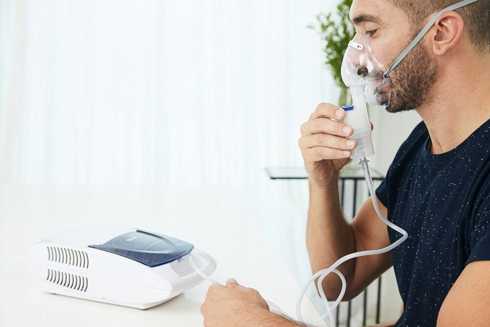 Inhalator nebulizator pneumatyczny BEURER IH 21 zdjęcie lifestyle Wygodne użytkowanie wymiary waga schowek na akcesoria