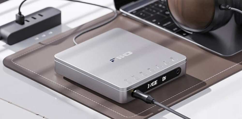 FIIO DM13 BT smukła obudowa aluminium kompaktowa waga 450g, Przenośny odtwarzacz CD leżący na podkładce pod laptopa