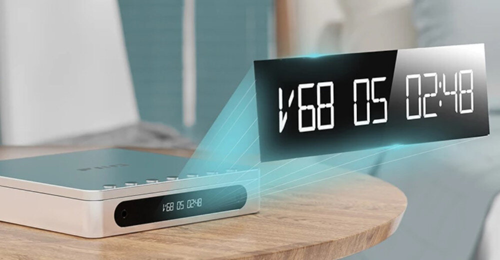 FIIO DM13 BT wyświetlacz LCD kontrast głośność utwór, Przenośny odtwarzacz CD leżący na stoliku , kadr wyświetlacza