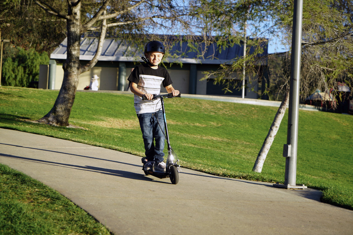 Hulajnoga elektryczna RAZOR Power Core E100 niebieski powierzchnia