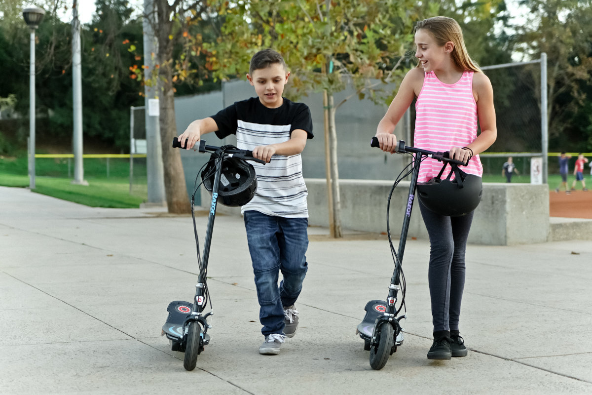 Hulajnoga elektryczna RAZOR Power Core E100 niebieski wyglad parametry