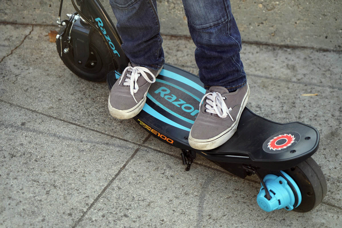 Hulajnoga elektryczna RAZOR Power Core E100 niebieski hamulec podest