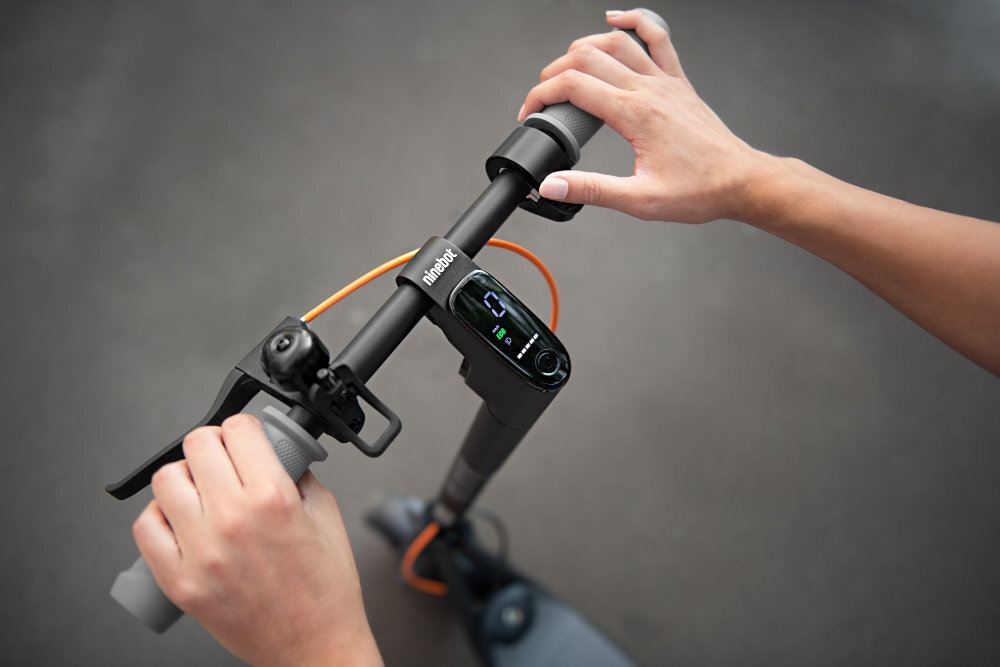 Hulajnoga elektryczna SEGWAY KickScooter F30D Szary wyswietlacz