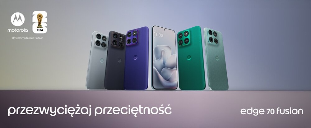 Na obrazie widoczne są cztery smartfony w różnych kolorach: szarym, fioletowym, srebrnym i zielonym. W górnym lewym rogu znajdują się loga \'motorola\' i \'FIFA Official Smartphone Partner\', a na dole napis \'przezwyciężaj przeciętność edge 70 fusion\'.