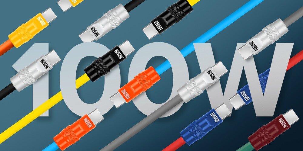 Kobieca dłoń zbliża końcówkę kabla Newell USB-C - USB-C 100 W, 1,5m do leżącej na drewnianym stole ładowarki.