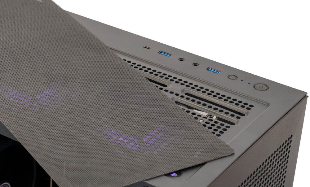 Komputer MAD DOG GeForce RTX5060 DLSS 4 Reflex Edition 2 PBA MD-I04WR32WP Czarna obudowa komputerowa z przeszklonym frontem i bokiem ukazująca wnętrze z wentylatorami podświetlanymi wielokolorowym światłem