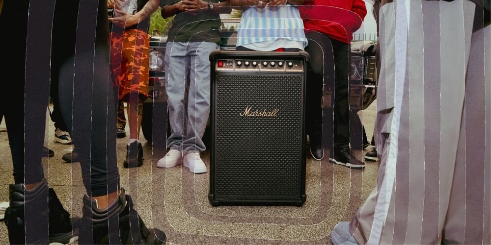 Power Audio MARSHALL Bromley 750 Sound Character Control tryb Loud Dynamic dopasowanie brzmienia do przestrzeni, głośnik stojący na ziemi, osoby stojące obok głośnika