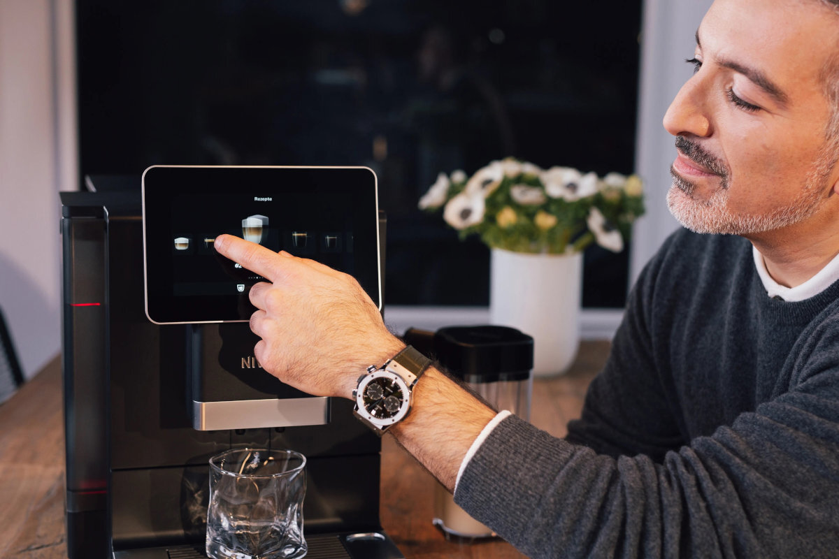 NIVONA Nivo 9103 - mężczyzna obsługujący menu ekspresu