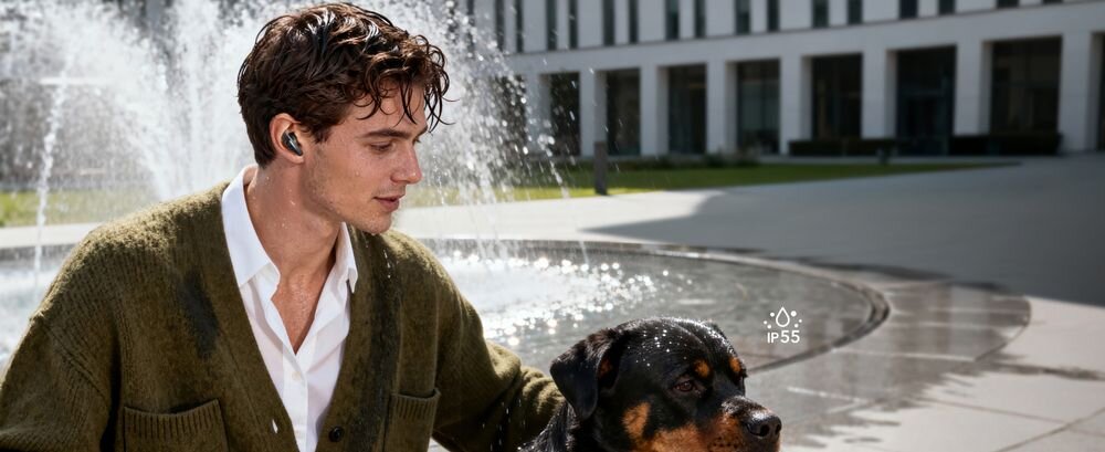 Słuchawki douszne SOUNDCORE Liberty Buds ANC IP55 wodoodporność, osoba z założonymi słuchawkami wraz z psem