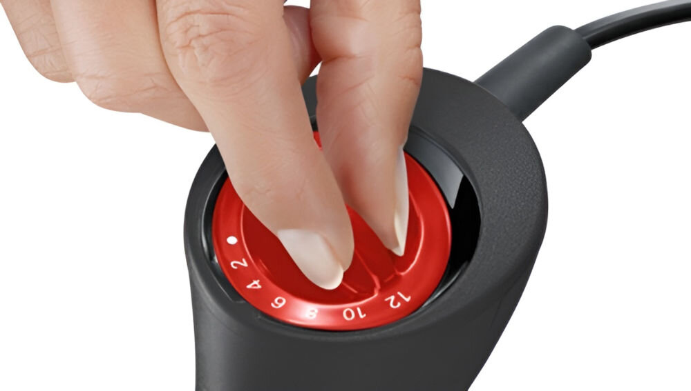 Blender BOSCH ErgoMixx MS61B6150 czerwone pokrętło osoba przekręca kropki tryby białe tło 12-stopniowa regulacja prędkości precyzyjne ustawienie lekkie sosy gęste kremy dostosowanie tempa pracy dodatkowa moc przycisk Turbo maksymalna wydajność optymalne rezultaty w krótkim czasie  