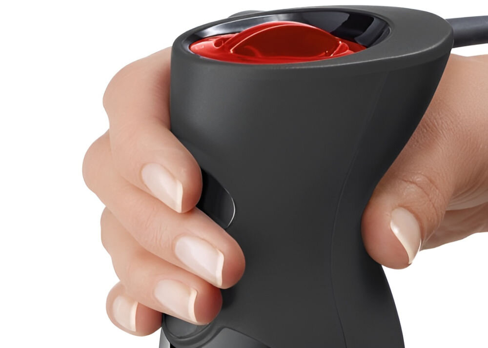 Blender BOSCH ErgoMixx MS61B6150 osoba trzyma głowicę blendera czarna obudowa czerwone pokrętło białe tło wygoda bezpieczeństwo użytkowania miękki antypoślizgowy uchwyt ergonomiczny kształt dopasowanie do dłoni pewny chwyt optymalne rezultaty blendowania podnosi jakość codziennych czynności w kuchni  