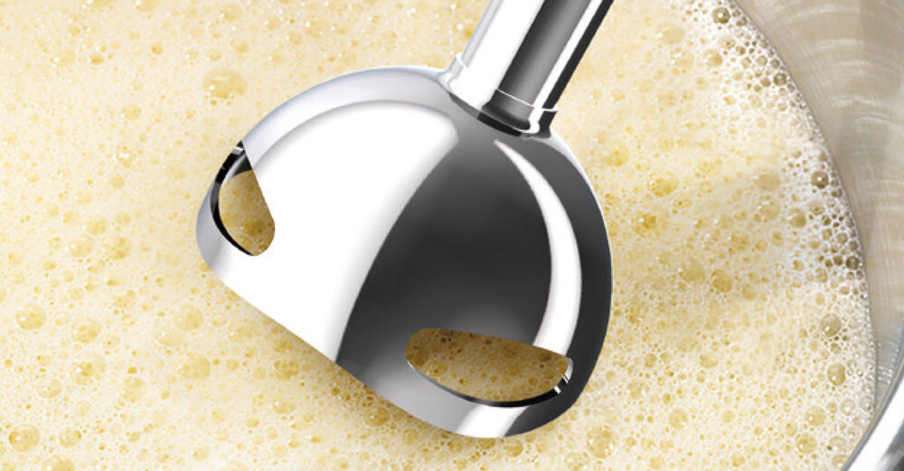 Blender BOSCH ErgoMixx MS61B6150 końcówka blendująca srebrna żółta piana wygoda optymalne rezultaty technologia AntiSplash eliminowanie problemu rozpryskiwania składników specjalnie zaprojektowana stopa miksująca porządek w kuchni bez bałaganu i zbędnych trudności