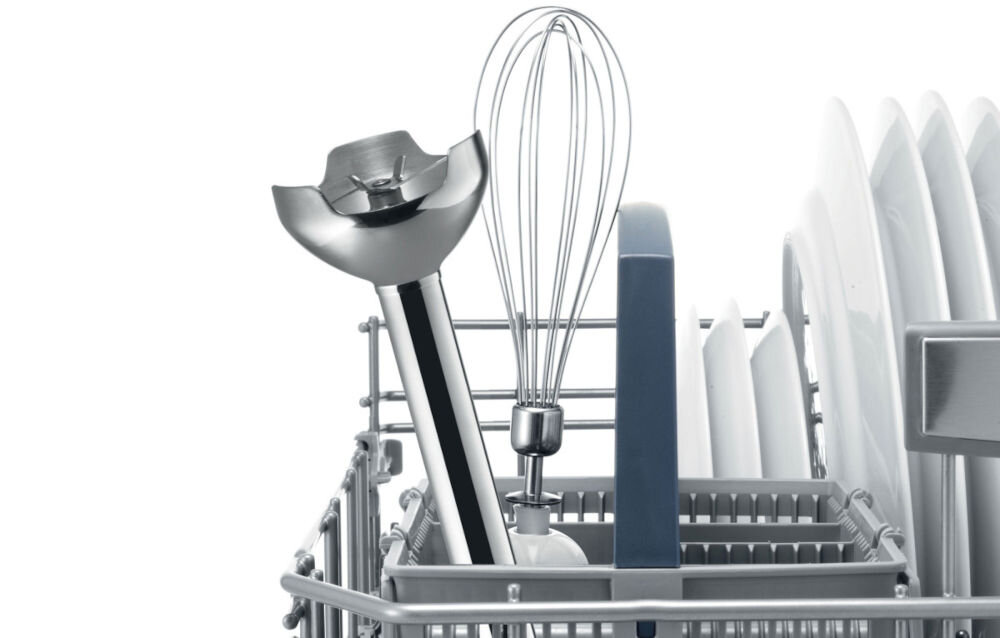 Blender BOSCH ErgoMixx MS61B6150 końcówka ubijająca i blendująca w koszyku zmywarki białe tło końcówka miksująca pozostałe elementy wyposażenia z wyjątkiem bloku silnika mycie w zmywarce opłukanie większych resztek pod bieżącą wodą umieszczenie narzędzie w koszu zmywarki czyste lśniące akcesoria gotowe do pracy  