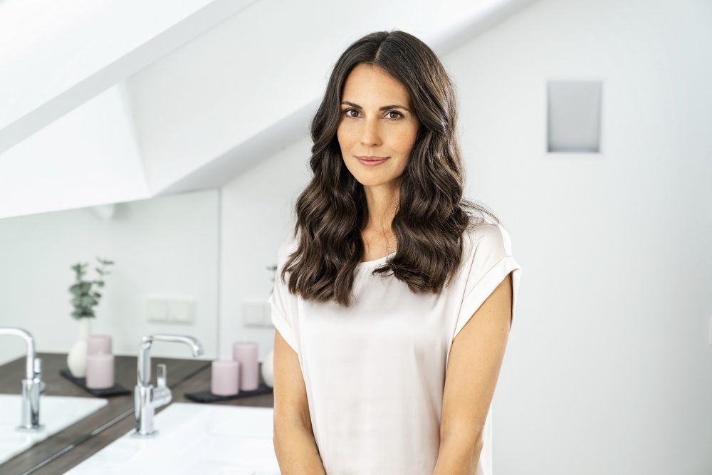 Suszarko-lokówka BEURER HT 80 60, 70 mm 1000 W  Ochrona podczas stylizacji Powłoka ceramiczna stylizacja  przy krótkich, jak i długich włosach Różne średnice szczotek