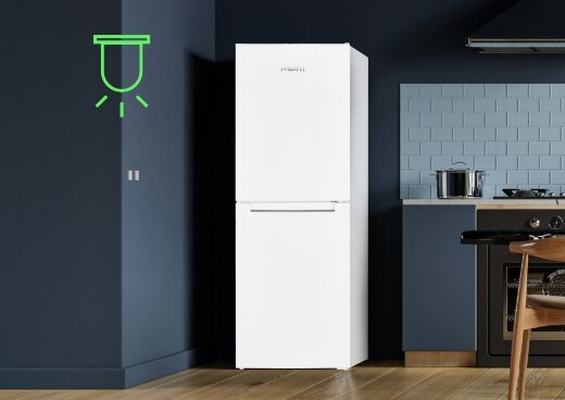 Lodówka MPM-230-FF-53 w ciemnej kuchni. Symbol lampki.