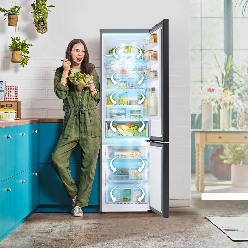 Na zdjęciu otwartej lodówki Samsung nałożono grafikę ilustrującą krążenie chłodnego powietrza po wnętrzu