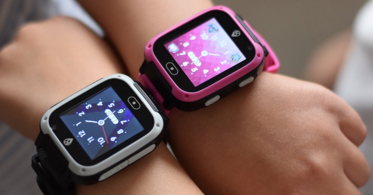 Smartwatch KIDIZ Basic Chłopiec bawi się, mając na ręku smartwatch KiDiZ Watch Basic 10, obok zbliżenie na chłopca bawiącego się samochodzikiem z zegarkiem na nadgarstku. 