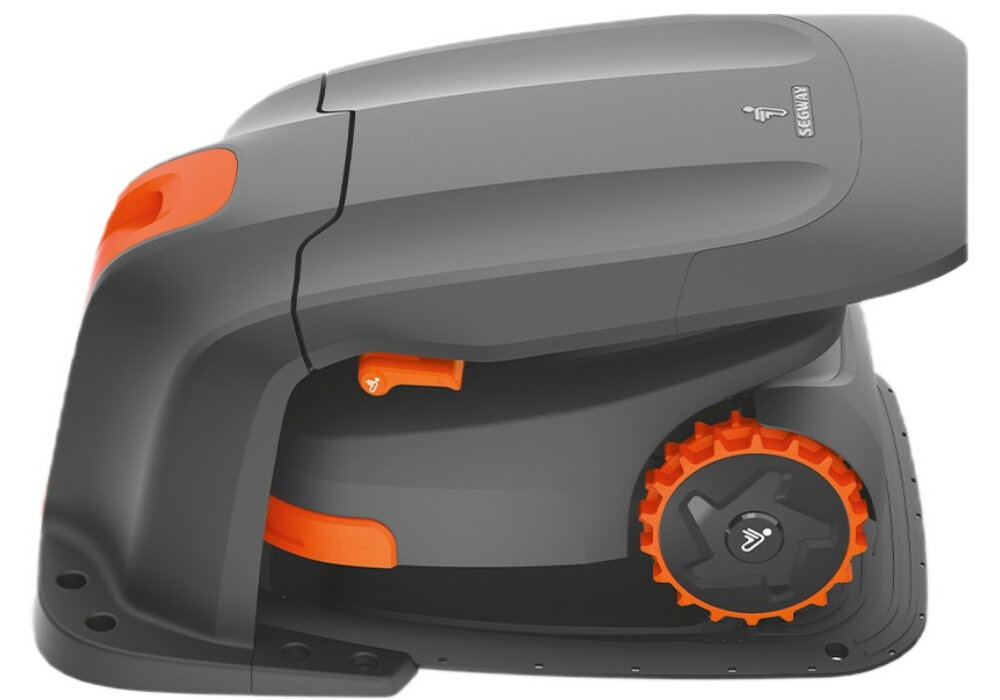 Obraz przedstawia garaż dla robota koszącego w kolorze szarym z pomarańczowymi elementami. Na górze widoczne jest logo \'SEGWAY\'.