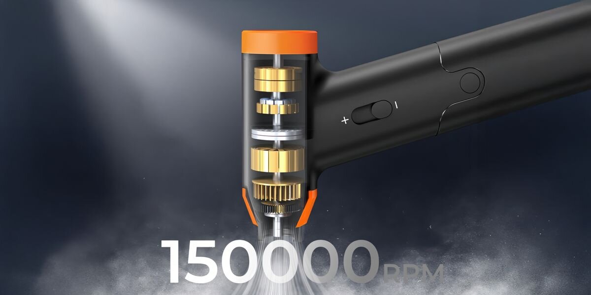 Obraz przedstawia fragment dmuchawy z widocznymi elementami wewnętrznymi i przyciskiem z oznaczeniami plus i minus. Na dole widoczny jest tekst: \'150000 RPM\'.