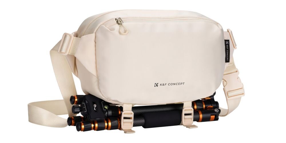 Beżowa torba fotograficzna K&F Concept Alpha Sling Bag 10 l z przypiętym od spodu statywem