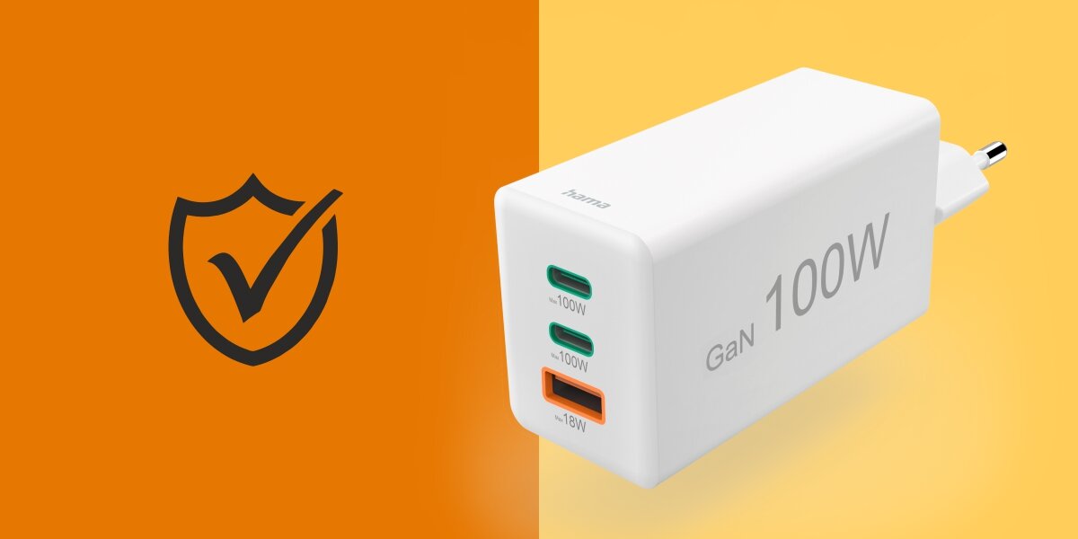 Ładowarka sieciowa HAMA 100W GaN PD/QC, 2x USB-C, 1x USB-A Uśmiechnięta kobieta prowadząca samochód, korzystająca z bezpiecznego zestawu głośnomówiącego przez transmiter FM Hama.