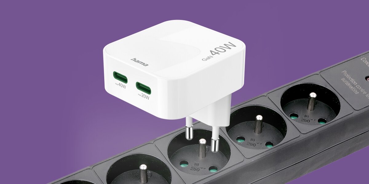 Ładowarka sieciowa HAMA składana GaN PD/QC 40W - Energia zawsze pod ręką, ładowarka z listwą na fioletowym tle
