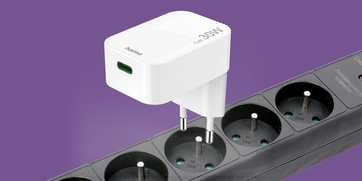 Ładowarka sieciowa HAMA składana GaN PD/QC 30W - Energia pod kontrolą, ładowarka z listwą na fioletowym tle