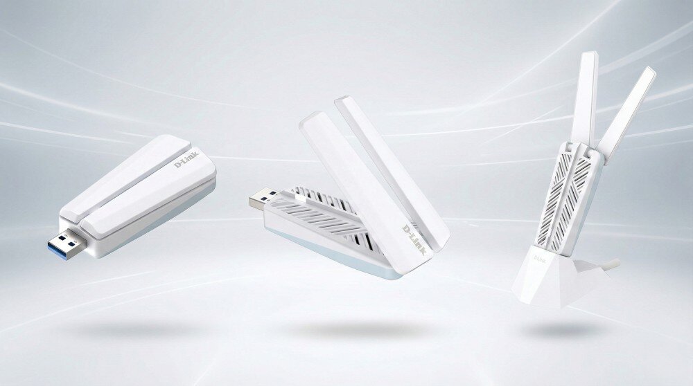 Karta sieciowa D-LINK AE65U Trzy ujęcia białej karty sieciowej USB pokazujące urządzenie w formie zamkniętej, z częściowo uchylonymi elementami oraz umieszczone w pionowej stacji dokującej z dwiema rozłożonymi antenami