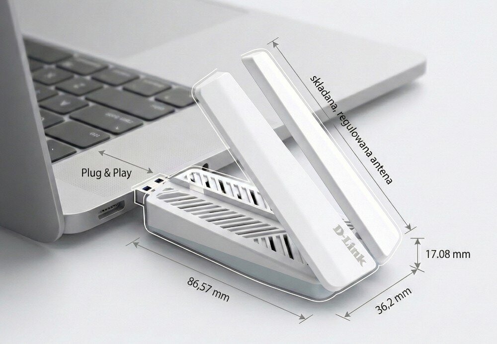 Karta sieciowa D-LINK AE65U Zbliżenie na białą kartę sieciową wpiętą do portu USB w laptopie z naniesionymi liniami wymiarowymi oraz napisami 'składana, regulowana antena' i 'Plug & Play'