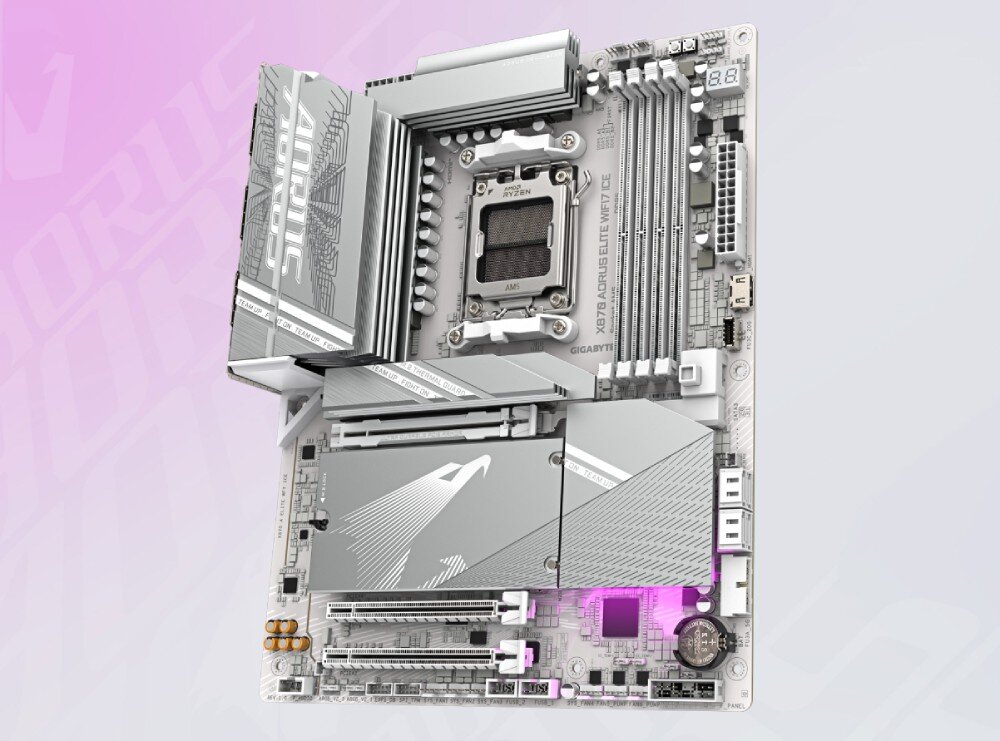 Komputer MAD DOG Powered by Gigabyte C500-ICE-A07WR32WP Płyta główna w srebrno-białej kolorystyce z napisem AORUS, widoczna z góry pod kątem, kompatybilność, interfejs, radiatory, łączność Wi-Fi 7