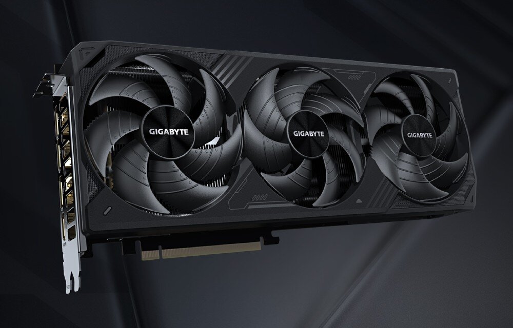 Komputer MAD DOG Powered by Gigabyte C500-A07DR32 Czarna karta graficzna z trzema dużymi wentylatorami chłodzącymi i logo producenta umieszczonym centralnie na każdym z nich, karta graficzna, architektura, rdzenie CUDA, technologie